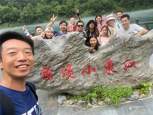 九年風雨兼程，九年砥礪前行，云科國際迎來了意義非凡的九周年。2024年6月28日組織了為期3天的“福城郴州之旅”團建活動，在美麗的自然風光中，共同感受公司的發展與壯大